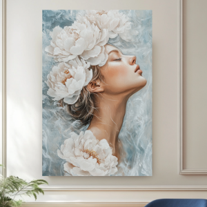 Artystyczny portret kobiety z wiankiem białych kwiatów na tle pastelowych błękitów